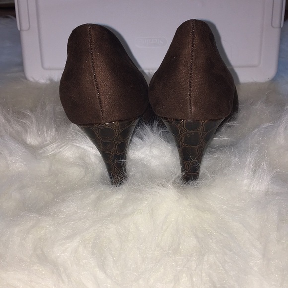 Rialto Brown Heels - Picture 4 of 7